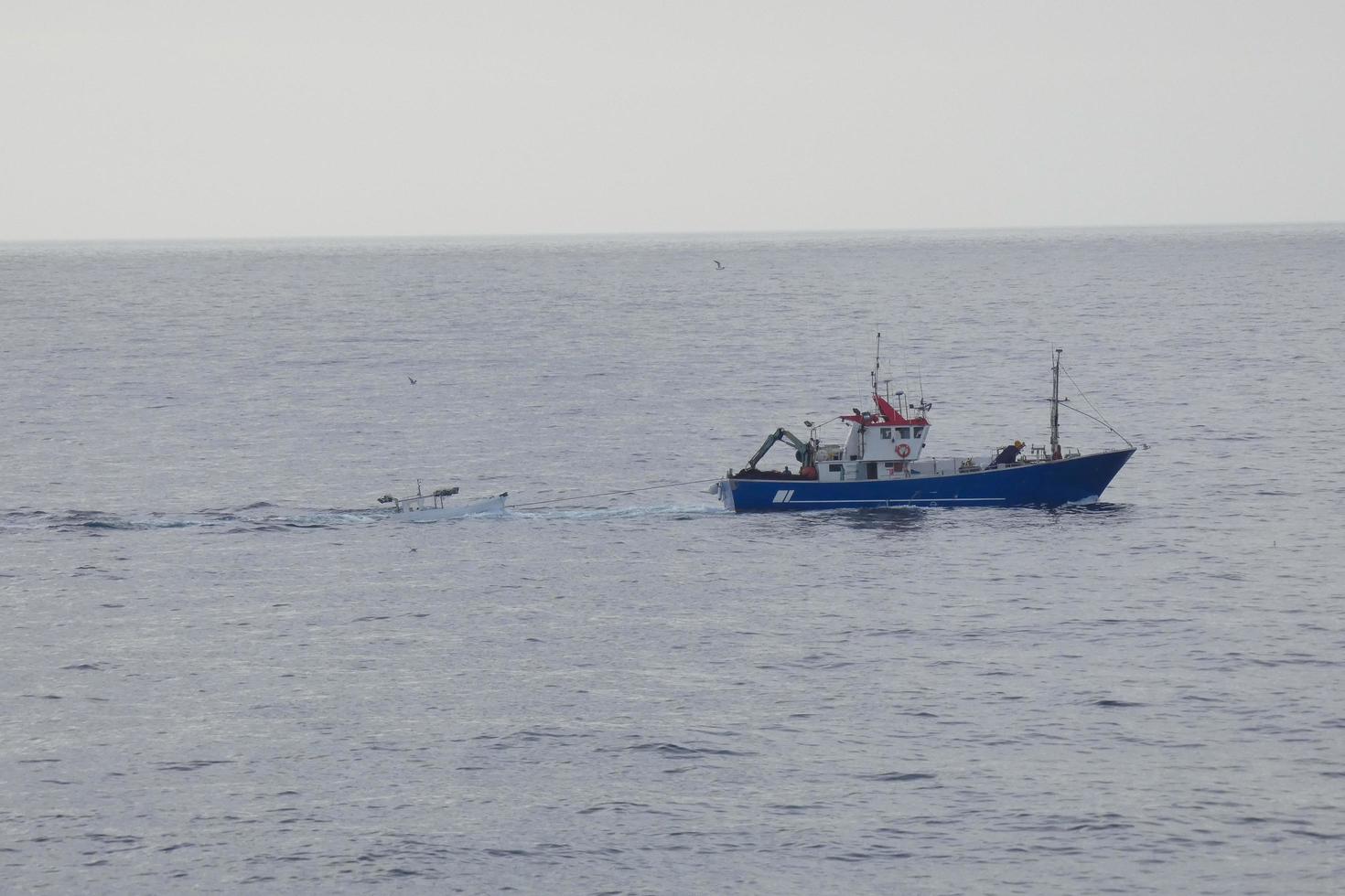 navire de pêche revenant de la pêche en mer méditerranée. photo