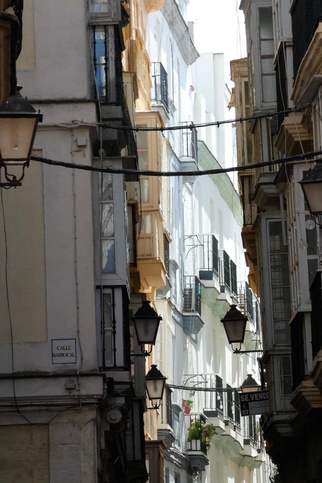 rues étroites de la vieille ville de cadix, sud de l'espagne photo