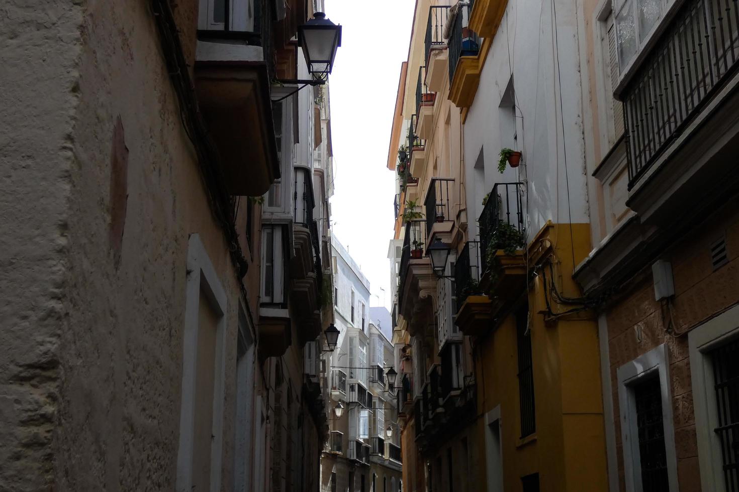 rues étroites de la vieille ville de cadix, sud de l'espagne photo