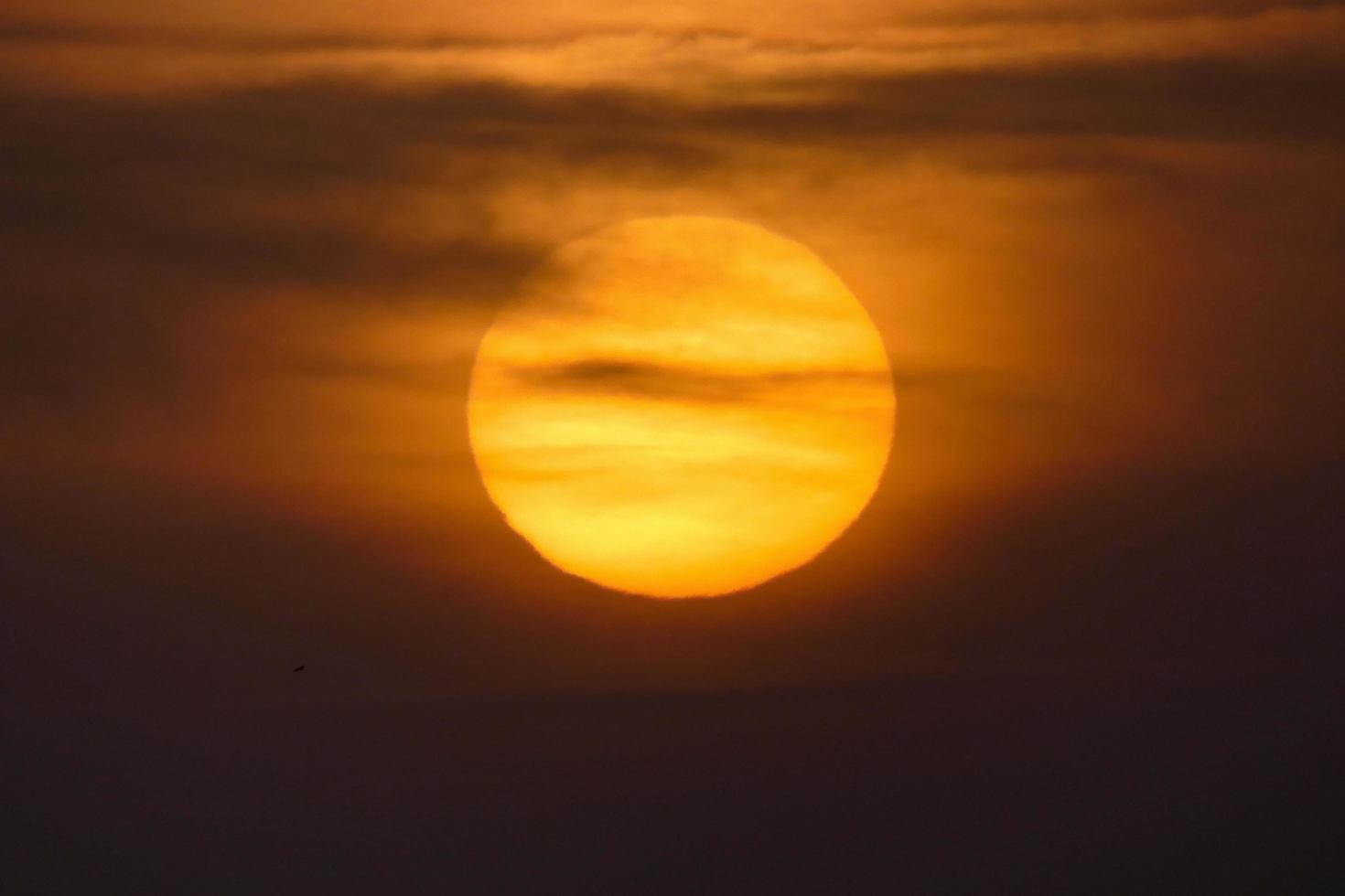 soleil le soleil, au coucher du soleil en fin de journée, indispensable à la vie de la planète photo