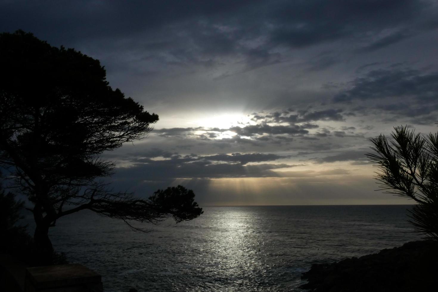 nuages et effets de lumière dans le ciel à l'aube ou au crépuscule. photo