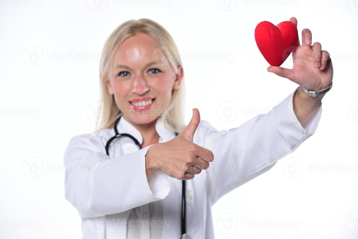 mains de chirurgien cardiaque cardio tenant en forme de coeur rouge sur fond blanc photo
