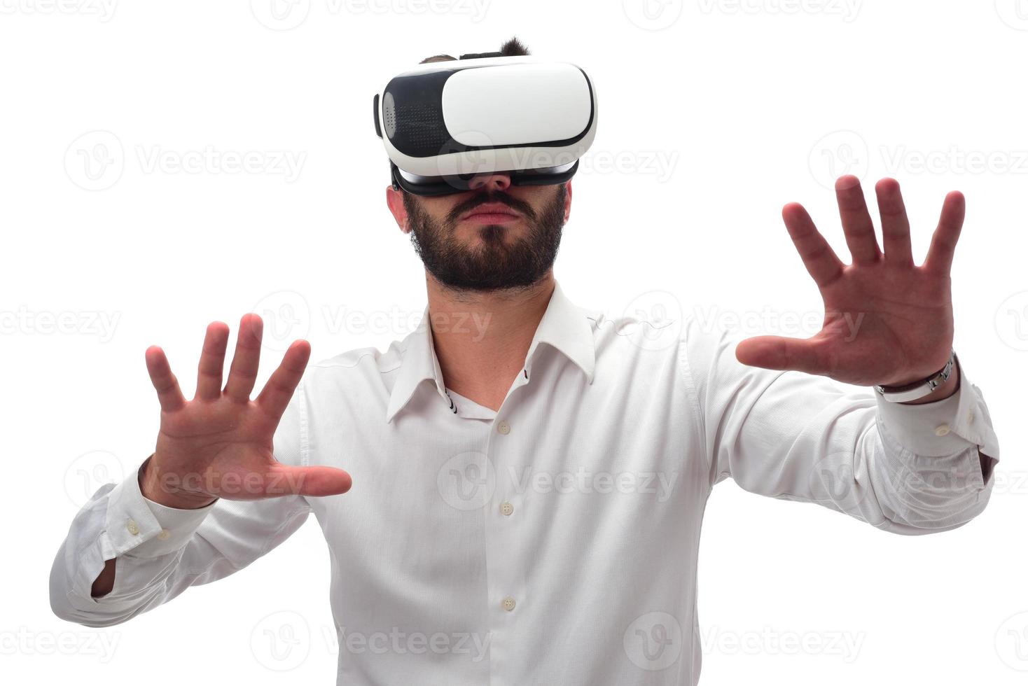 homme expérimentant la réalité virtuelle portant des lunettes de réalité virtuelle photo