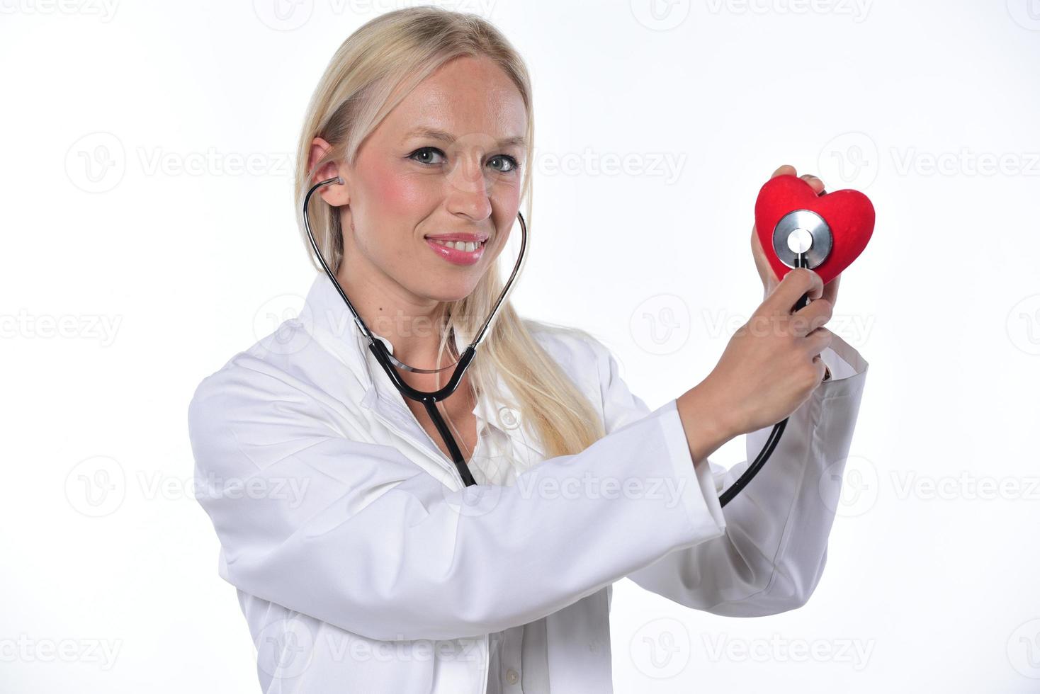 mains de chirurgien cardiaque cardio tenant en forme de coeur rouge sur fond blanc photo