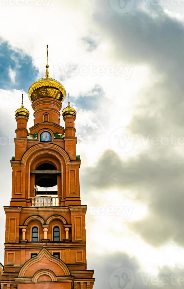 Croix de l'église chrétienne dans la haute tour du clocher pour la prière photo