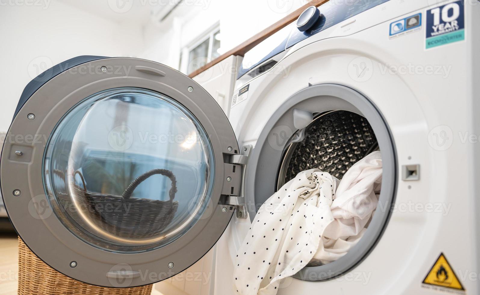 machine à laver le linge en gros plan à la maison, concept de style de vie de soins de santé photo