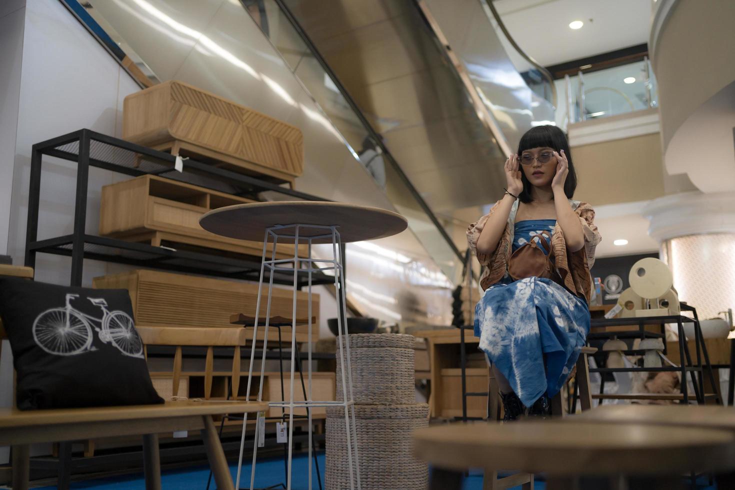 yogyakarta, indonésie - 03 décembre 2022 modèles féminins élégants parmi les micro, petites et moyennes entreprises, montrant des vêtements, des accessoires et des propriétés attrayants. photo