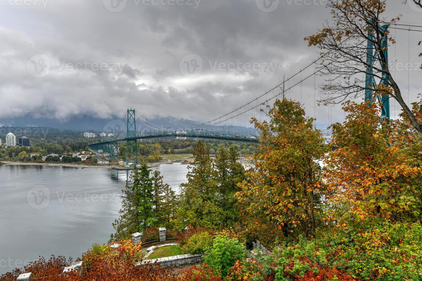 pont de la porte des lions - vancouver, canada photo