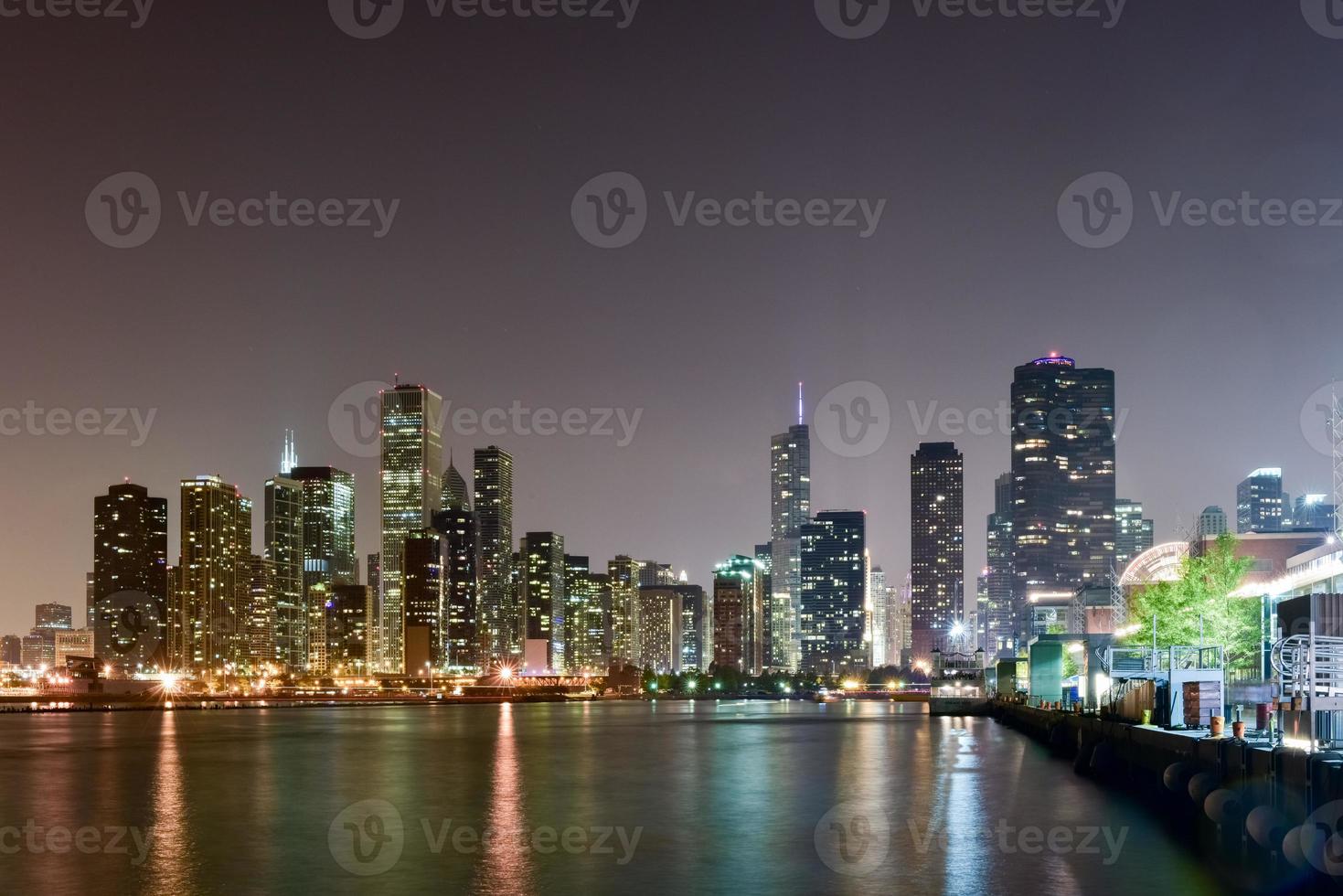 horizon de chicago depuis la jetée de la marine photo