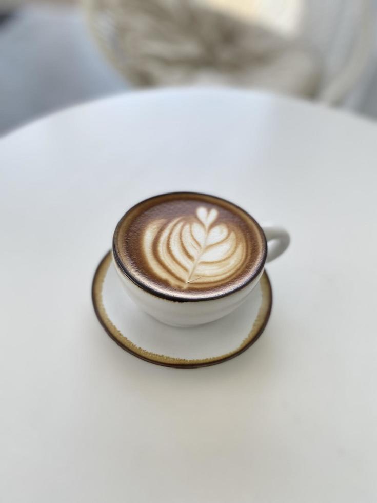 tasse de café chaud sur la table photo