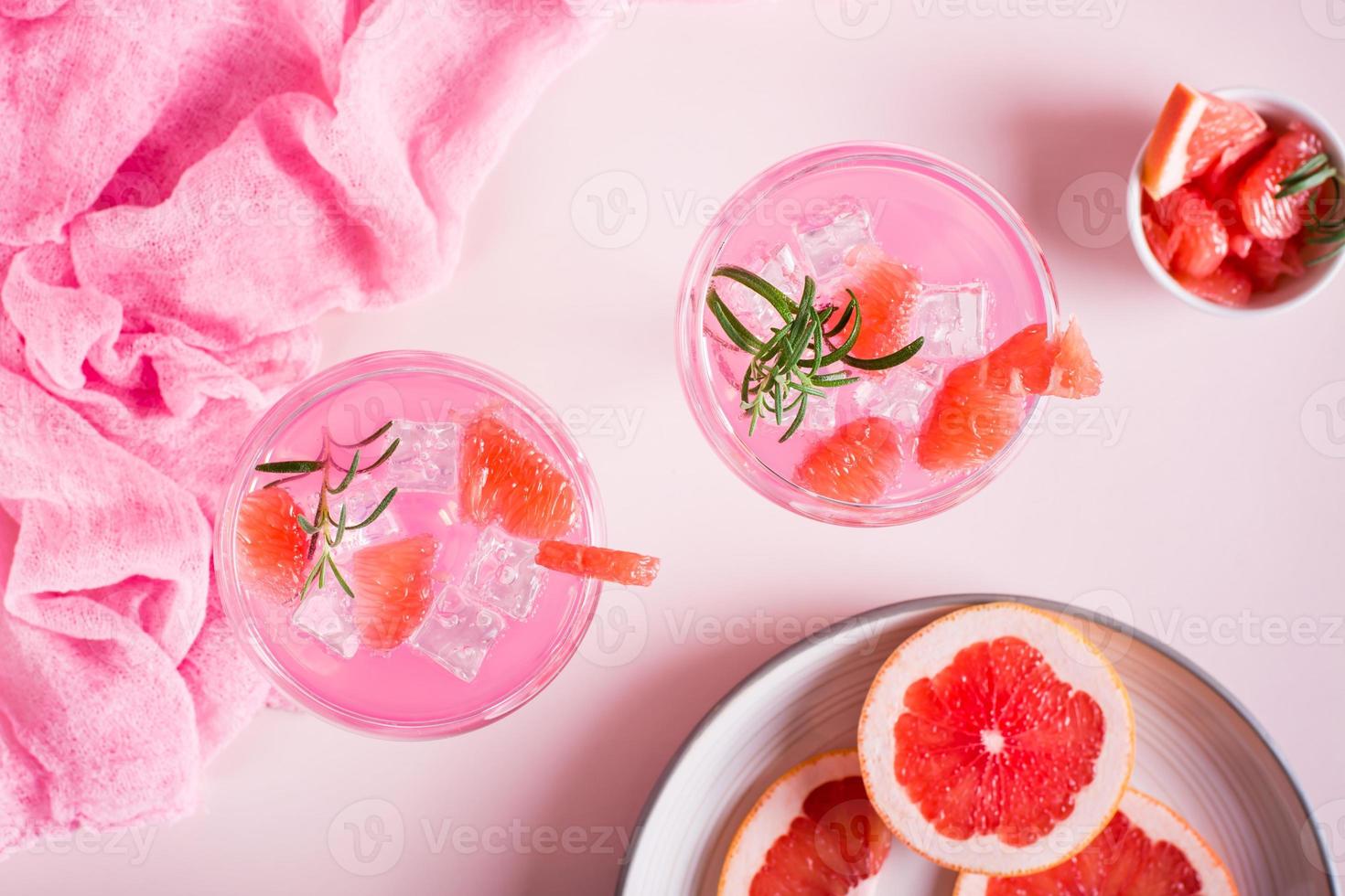 cocktail rose au romarin dans des verres sur la table. concept de nourriture rose. vue de dessus photo