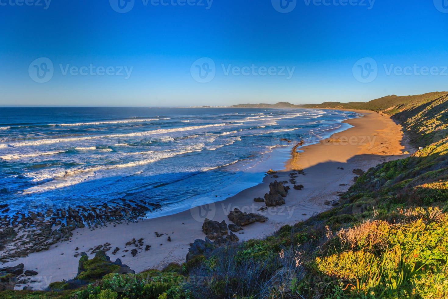 vue sur la plage de brenton en afrique du sud au lever du soleil photo