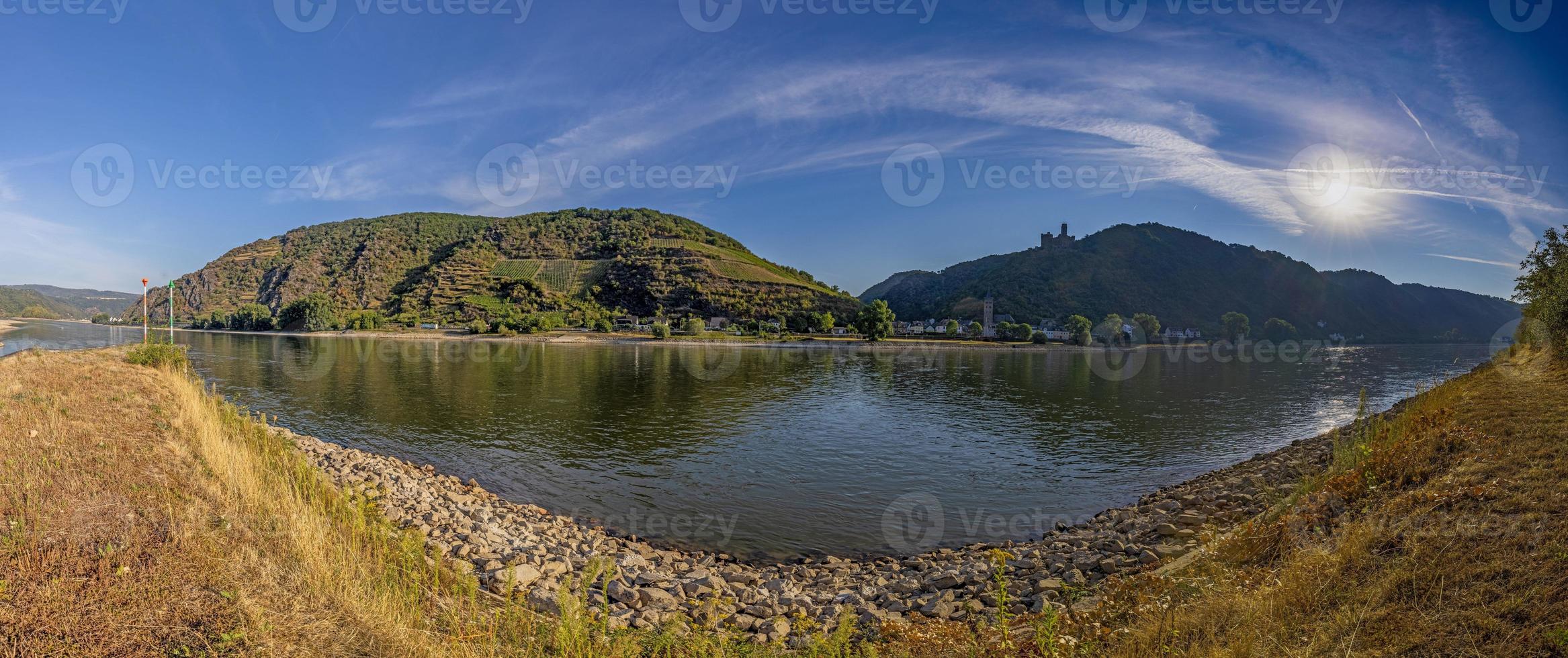 vue sur sankt goarshausen sur le rhin et le château de katz dans la lumière du matin photo