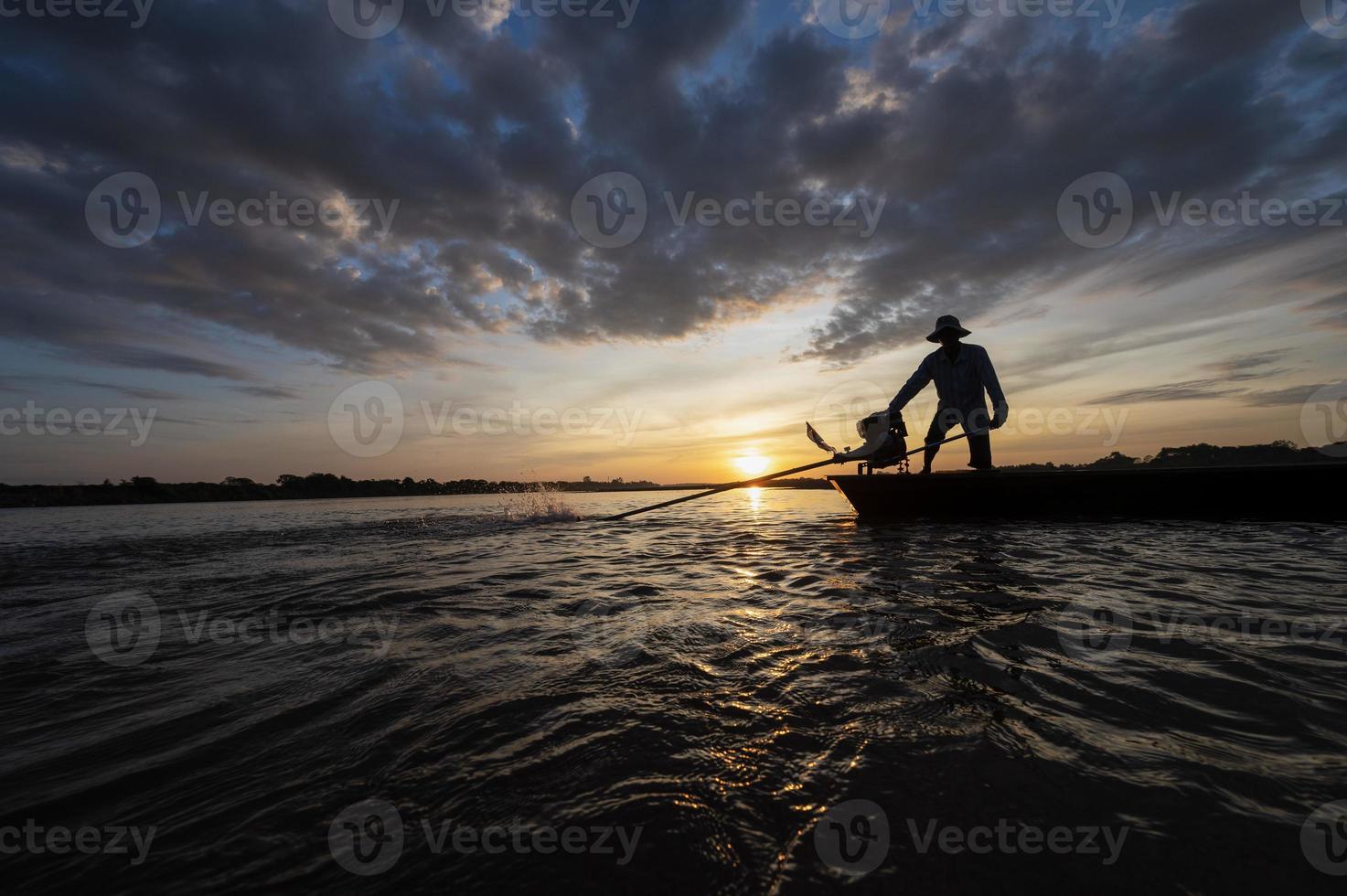 les pêcheurs de l'ombre conduisent des bateaux motorisés avec des filets pour attraper du poisson sur les rivières de thaïlande, pêche en asie. photo