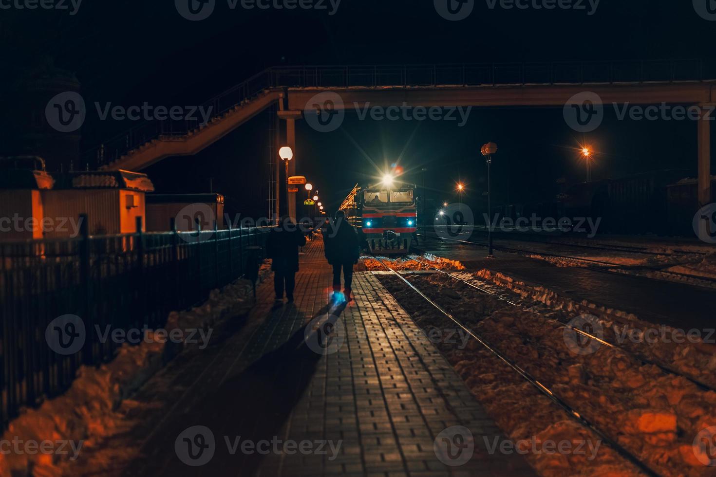 quai de la gare la nuit en hiver photo