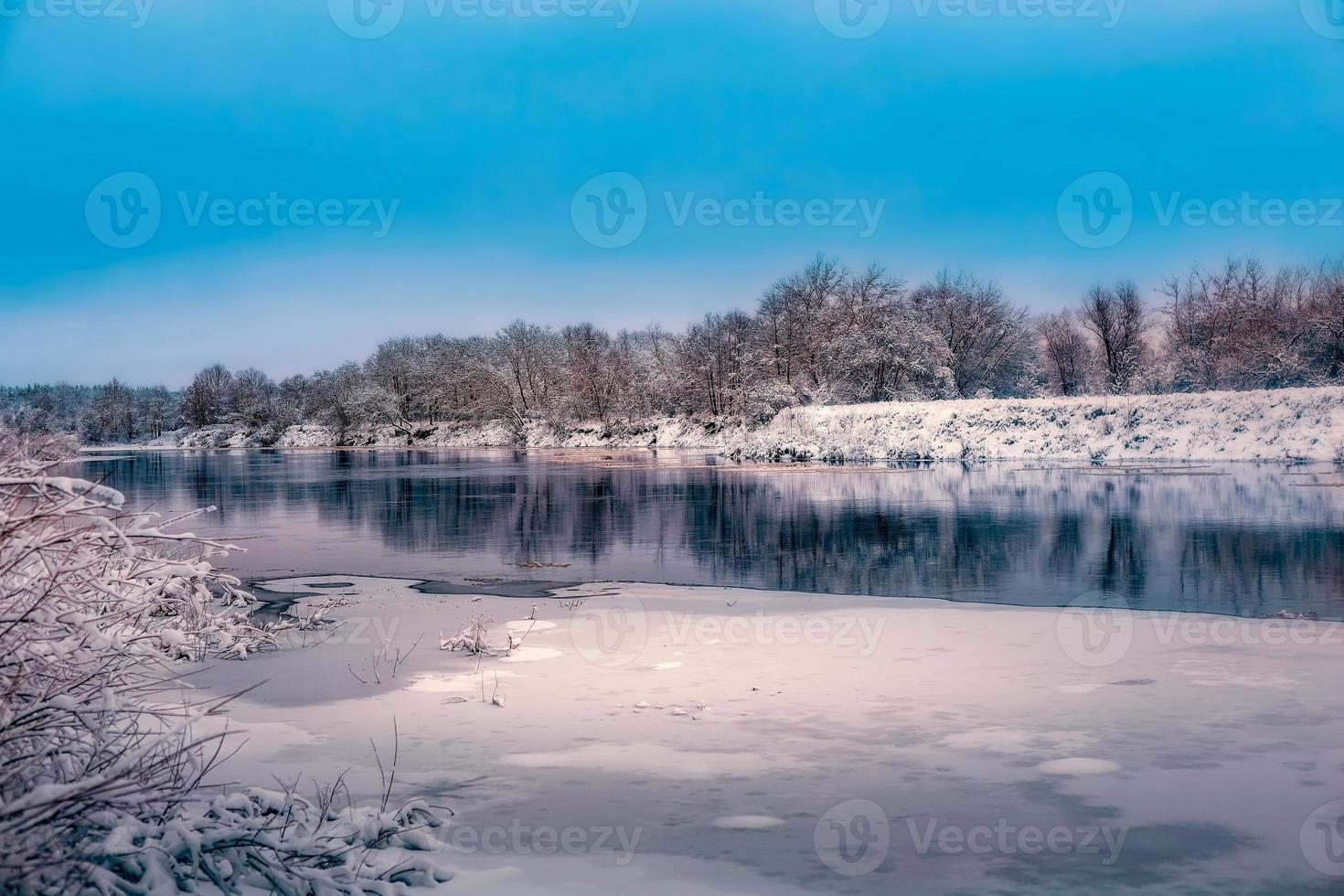 rivière en hiver sur les rives de la neige photo