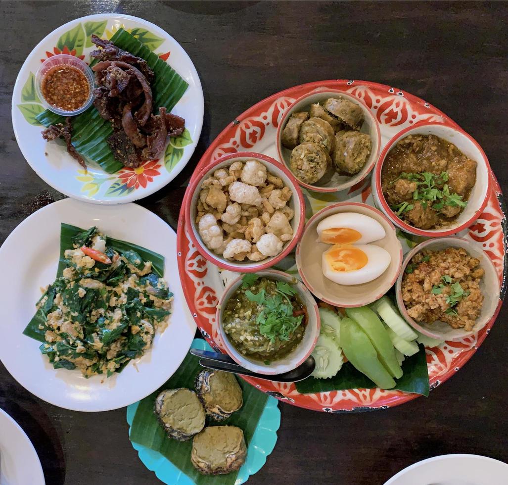 vue de dessus de la cuisine traditionnelle thaïlandaise du nord. photo
