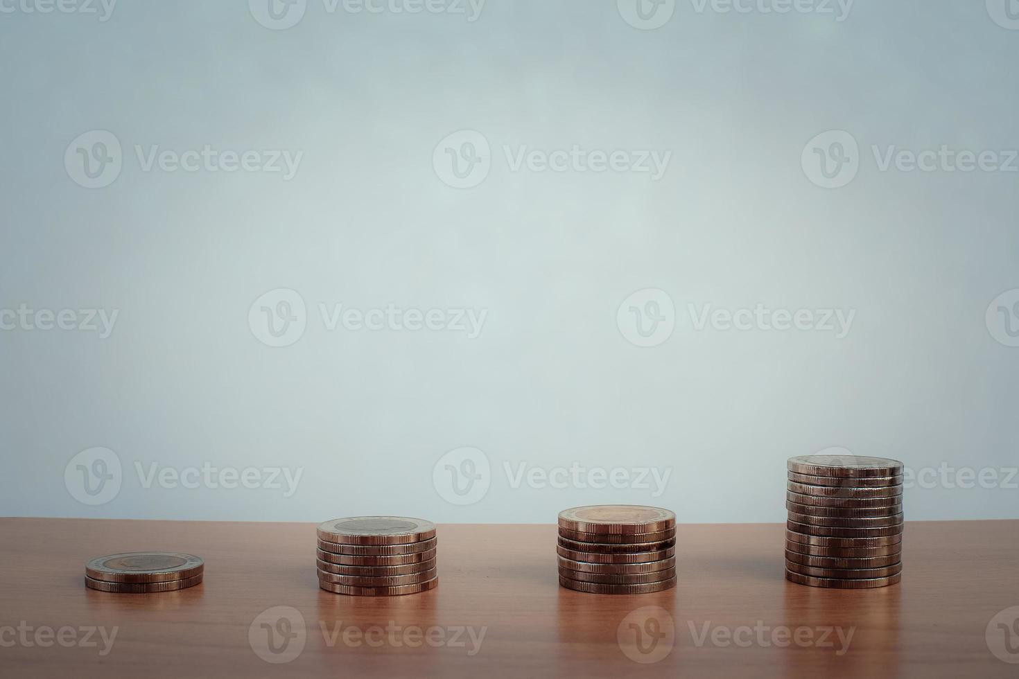 quatre piles de pièces avec espace de copie. concept de croissance de l'argent. banque, finance, monnaie. photo