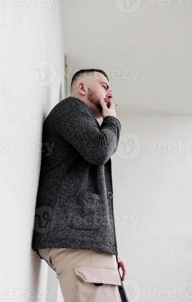 barbu qui fume une cigarette photo