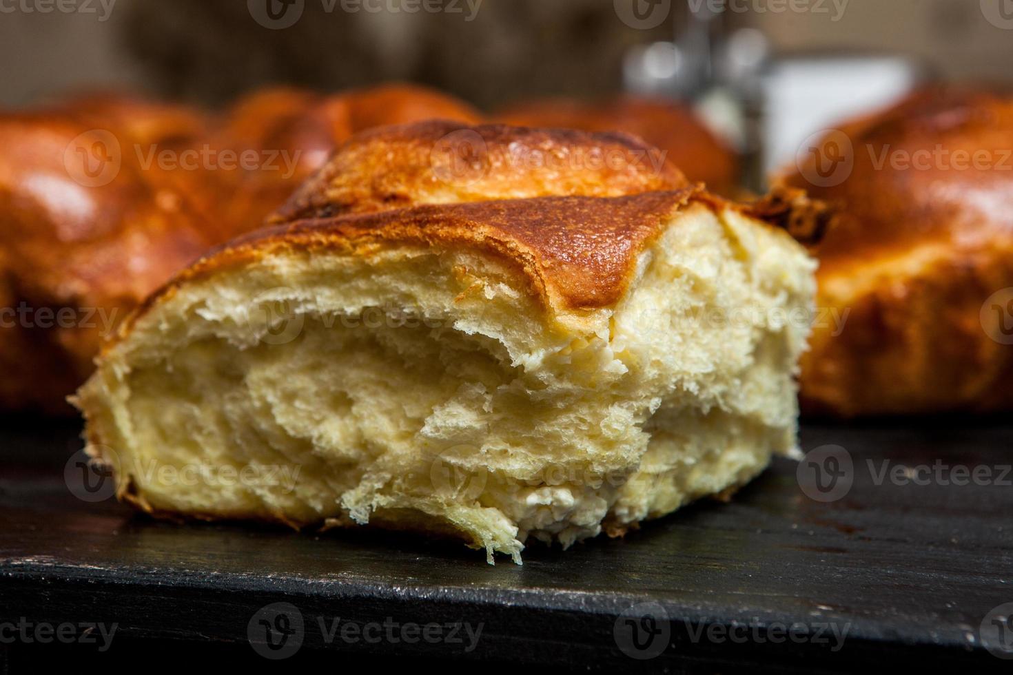 pain frais du four. tarte au fromage traditionnelle de roumanie appelée saralie. pain maison à base de farine de blé blanc. photo