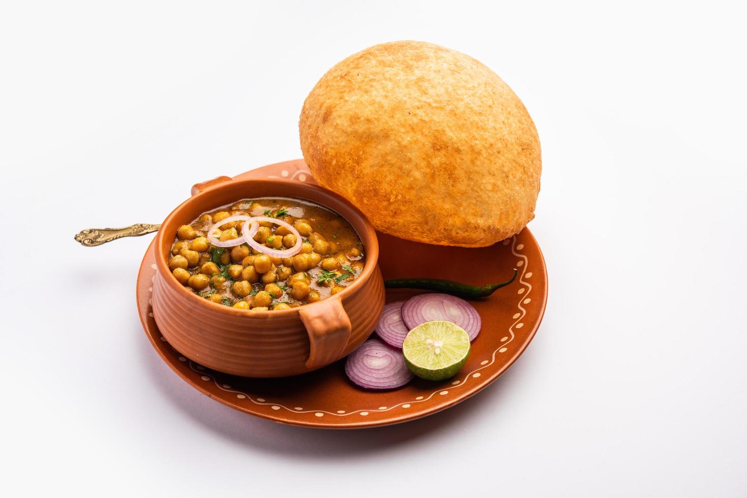 chole bhature est un plat de cuisine du nord de l'inde. une combinaison de chana masala et bhatura ou puri photo