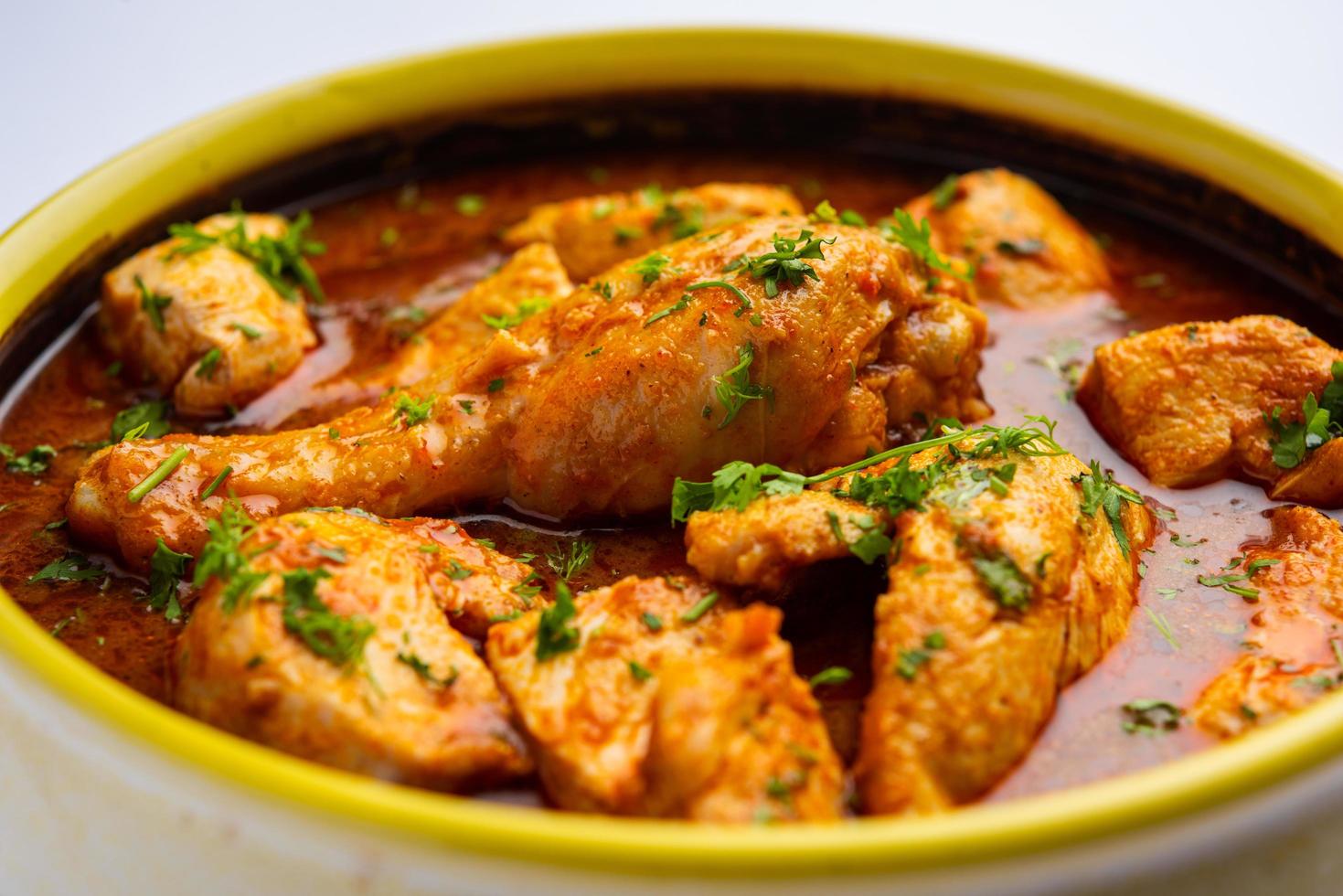 curry de poulet rouge ou murgh masala ou korma avec un morceau de cuisse proéminent photo