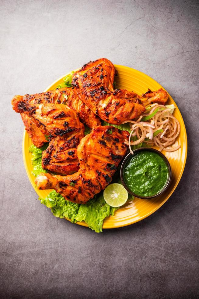 le poulet tandoori est un aliment épicé indien non végétarien photo