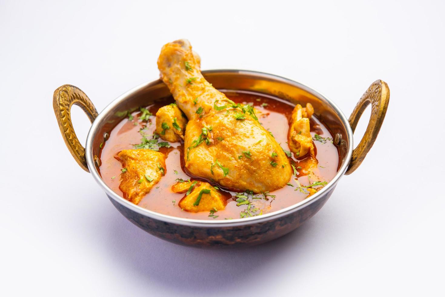 curry de poulet rouge ou murgh masala ou korma avec un morceau de cuisse proéminent photo