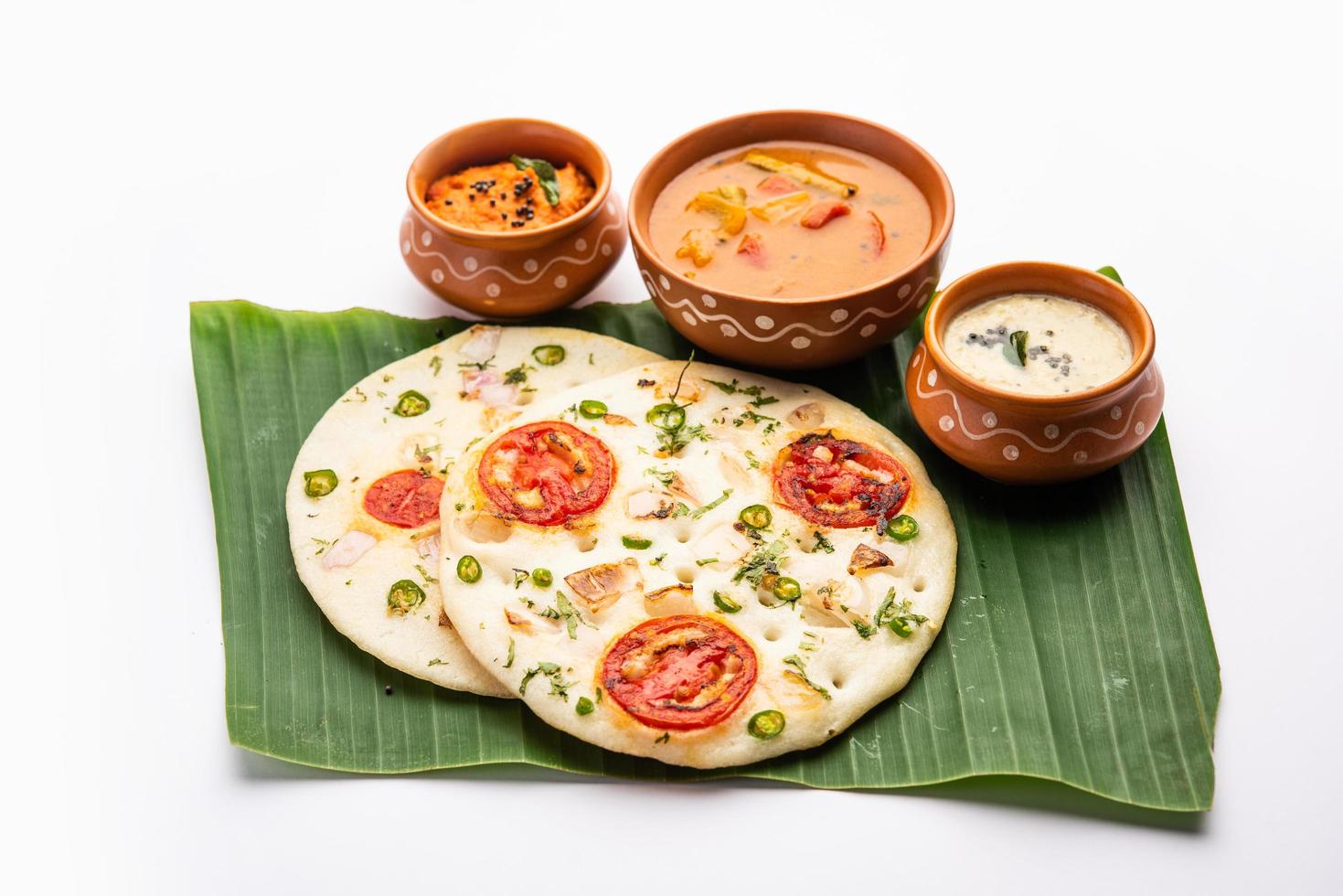uttapam ou uttappa ou oothapam est une recette de petit-déjeuner sain de la cuisine du sud de l'inde photo