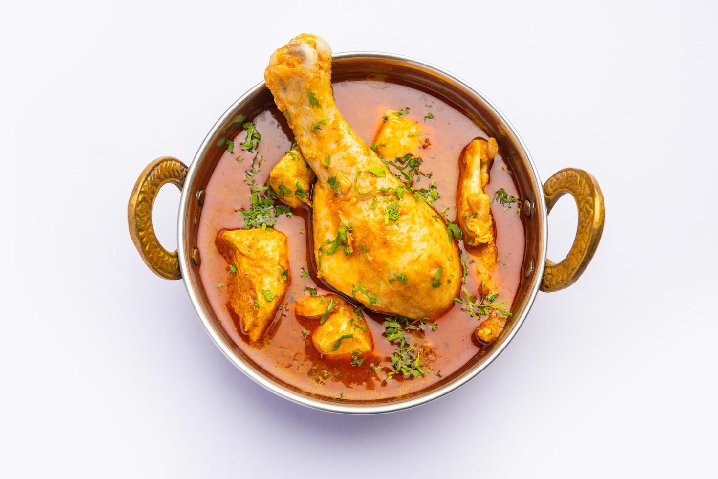 curry de poulet rouge ou murgh masala ou korma avec un morceau de cuisse proéminent photo
