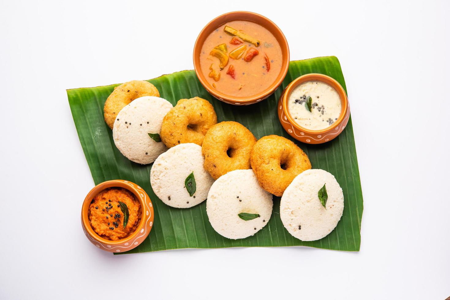 idli vada sambhar également connu sous le nom d'idly medu wada et sambar photo