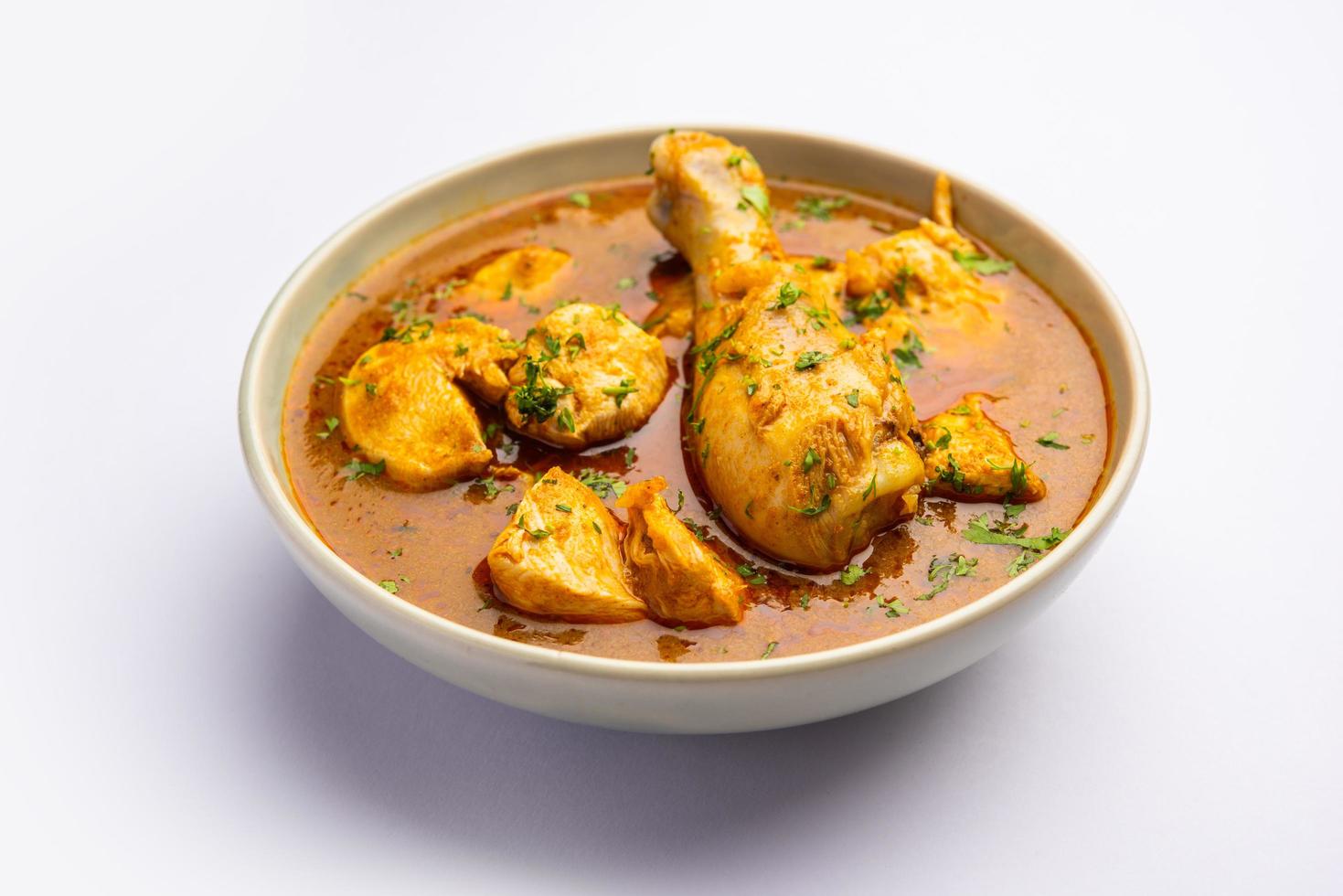 curry de poulet rouge ou murgh masala ou korma avec un morceau de cuisse proéminent photo