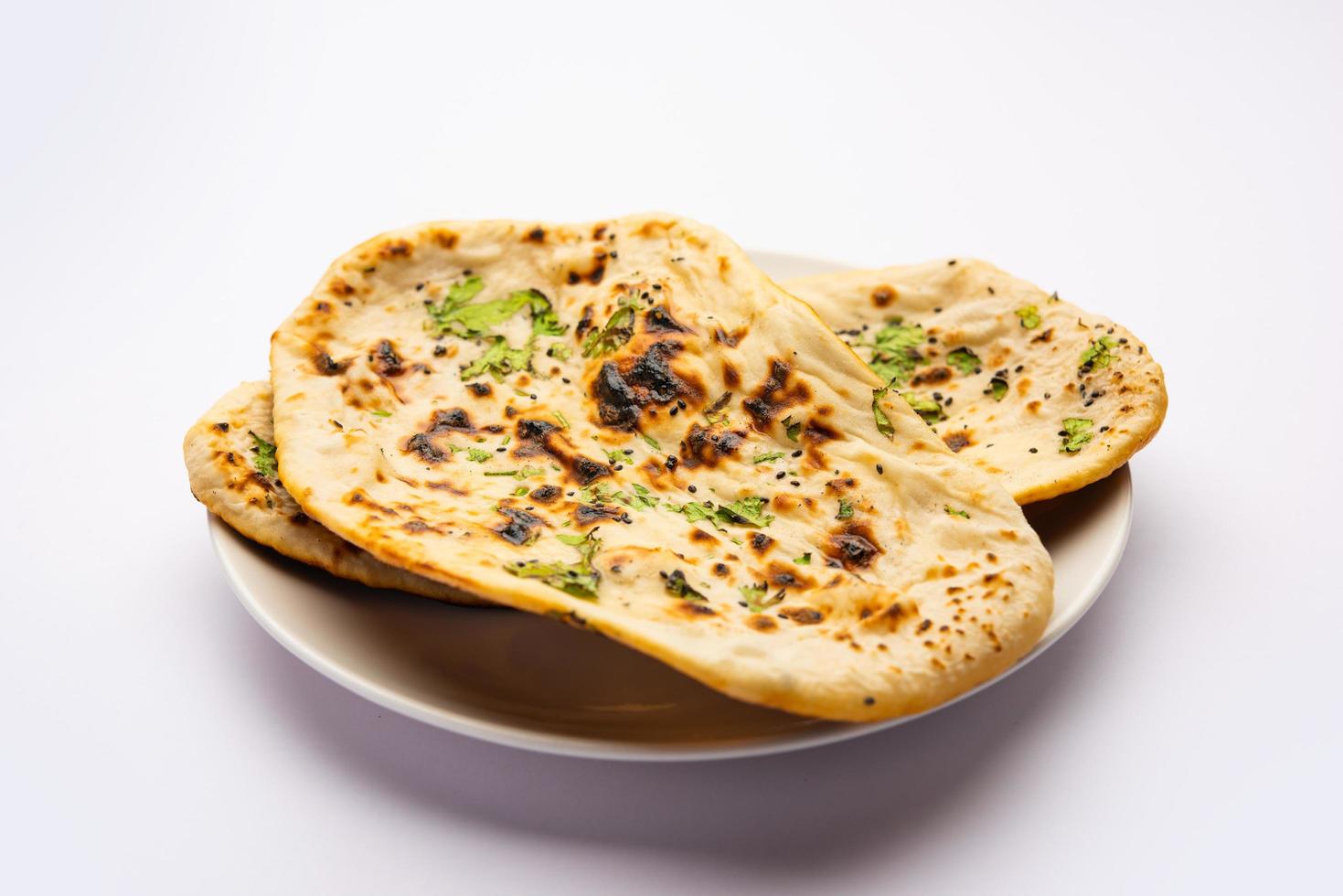 tandoori naan, roti tandoori indien ou pain plat servi dans une assiette, isolé photo