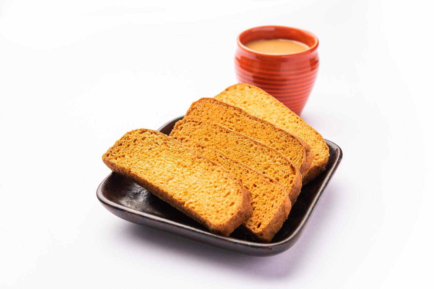 biscotte de gâteau croustillant ou toast delhi avec thé masala photo