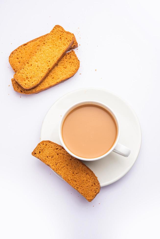 biscotte de gâteau croustillant ou toast delhi avec thé masala photo