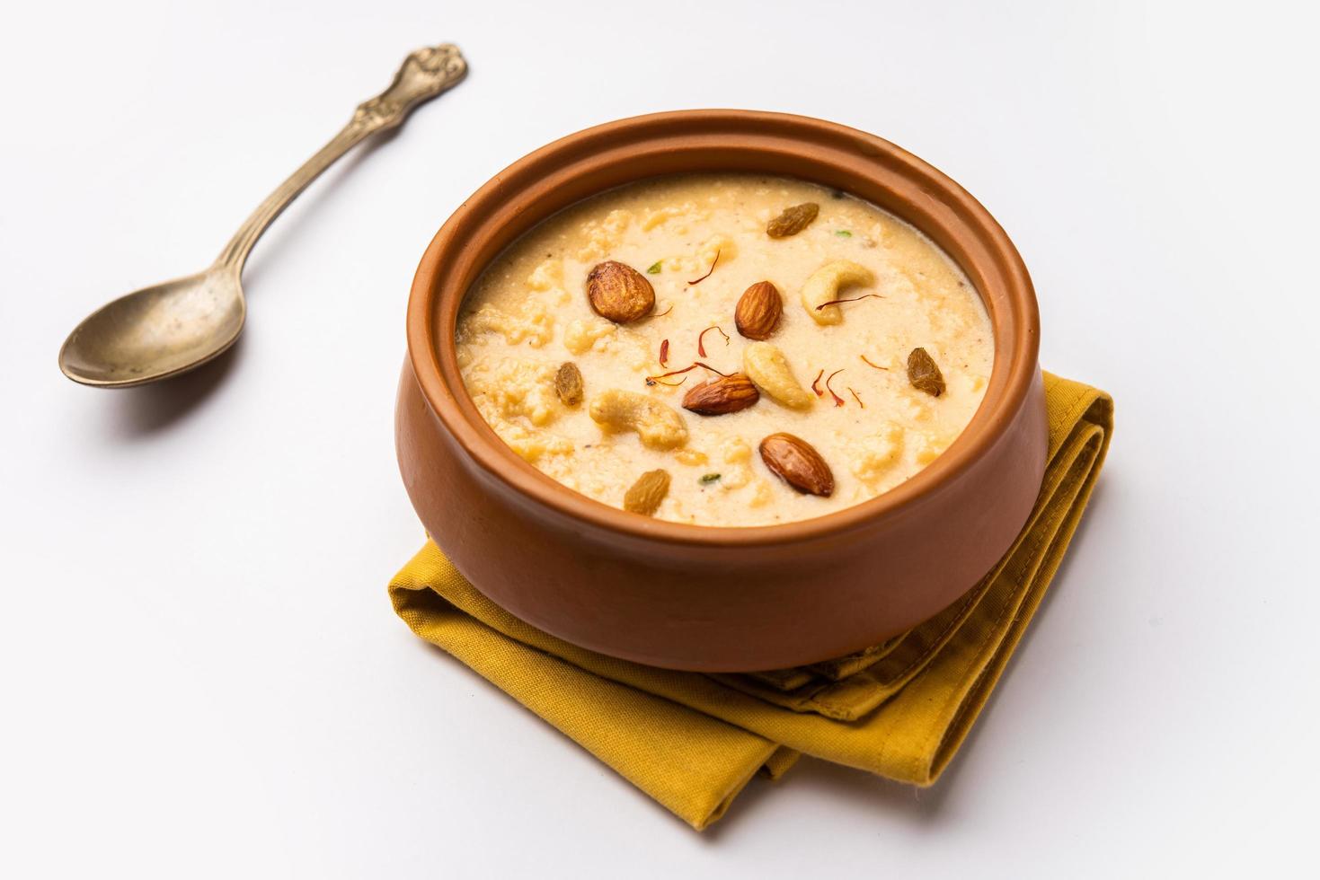 nolen gurer chanar payesh ou pudding au lait de fromage cottage, riz et jaggery, recette sucrée bengali photo