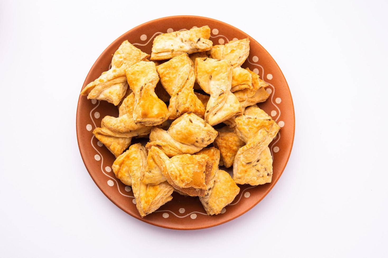 le biscuit feuilleté khari ou la pâte feuilletée kharee est un accompagnement à feuilles persistantes avec le chai, une collation indienne photo