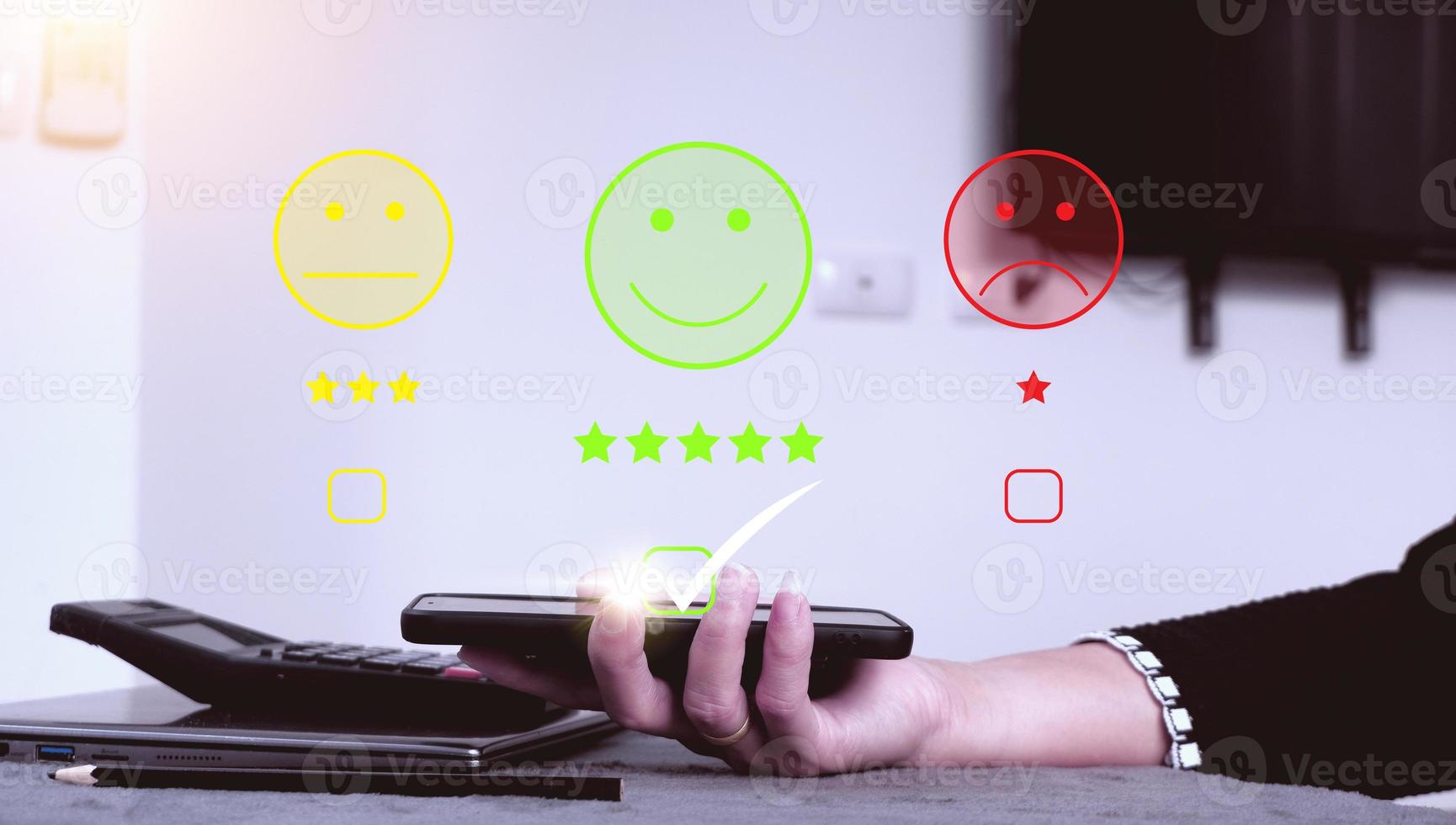 les utilisateurs évaluent l'expérience de service dans le concept d'application en ligne d'enquête de satisfaction client après avoir utilisé le service. photo