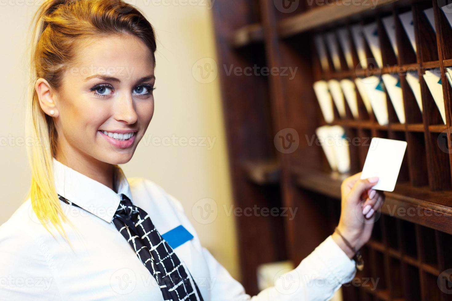 réceptionniste avec cartes-clés photo