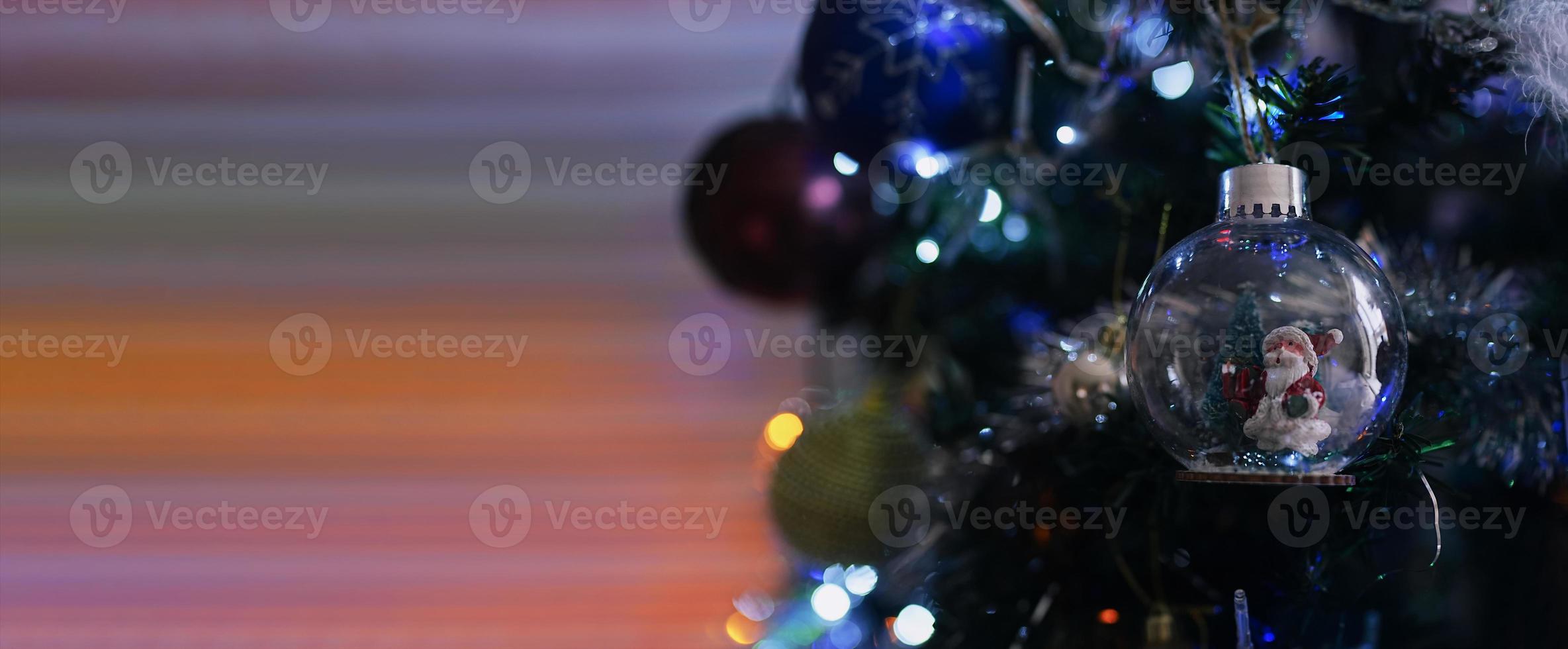 boule d'ornements de noël sur l'arbre avec fond clair flou, boule de noël sur les branches sapin, large bannière horizontale pour joyeux noël, carte de voeux de bonne année, noel, concept de vacances d'hiver photo