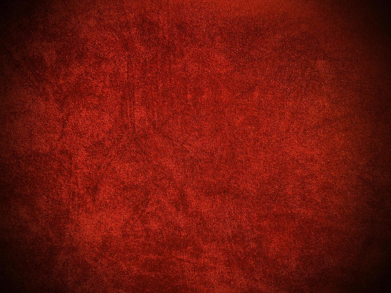 texture de tissu de velours rouge foncé utilisée comme arrière-plan. fond de tissu rouge foncé vide de matière textile douce et lisse. il y a de l'espace pour le texte.. photo