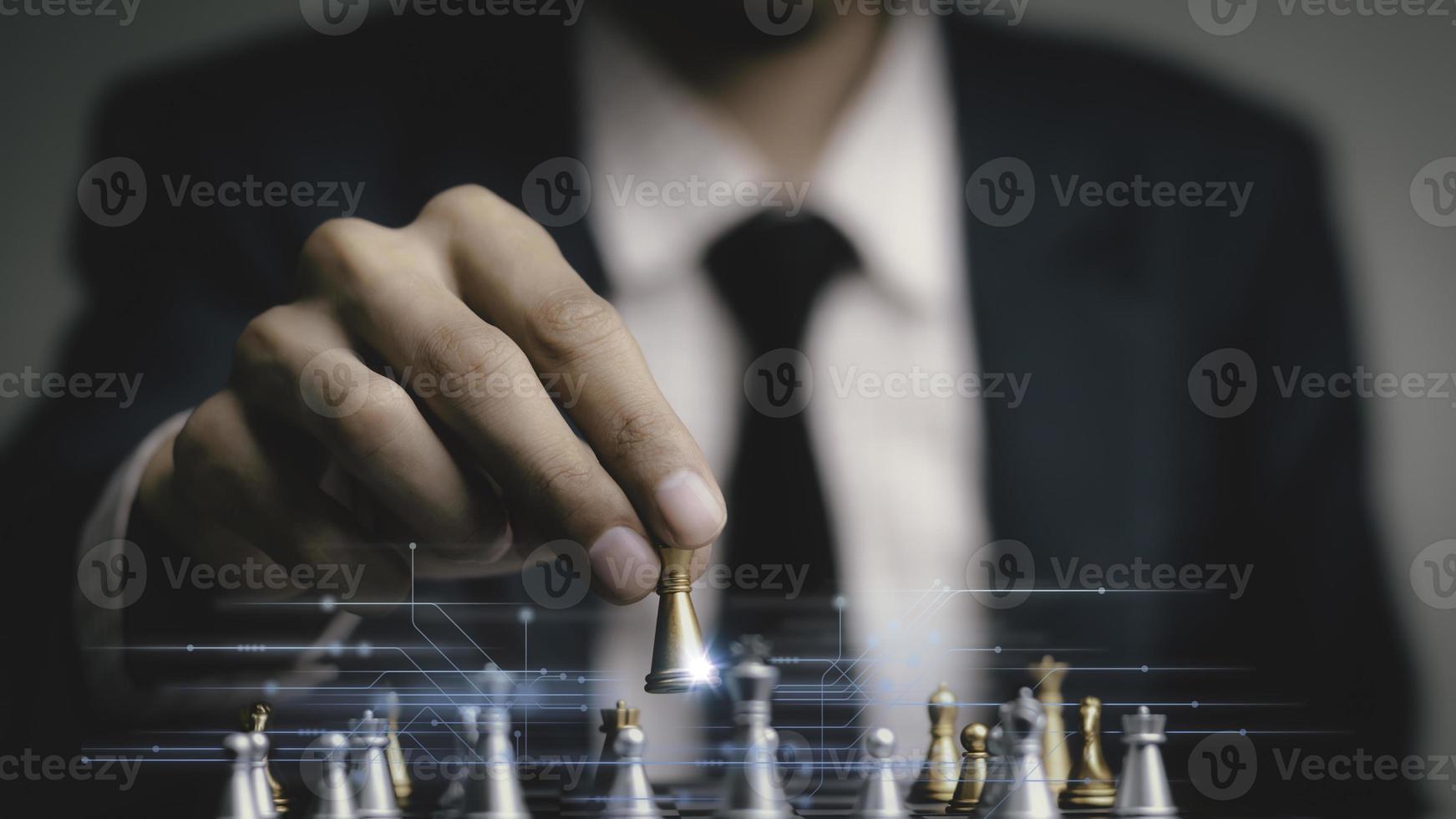 homme d'affaires jouant aux échecs pense à la résolution de problèmes. travail d'équipe de planification de la concurrence commerciale, échecs internationaux, idées et concurrence et stratégie, concept de réussite commerciale, concept stratégique. photo