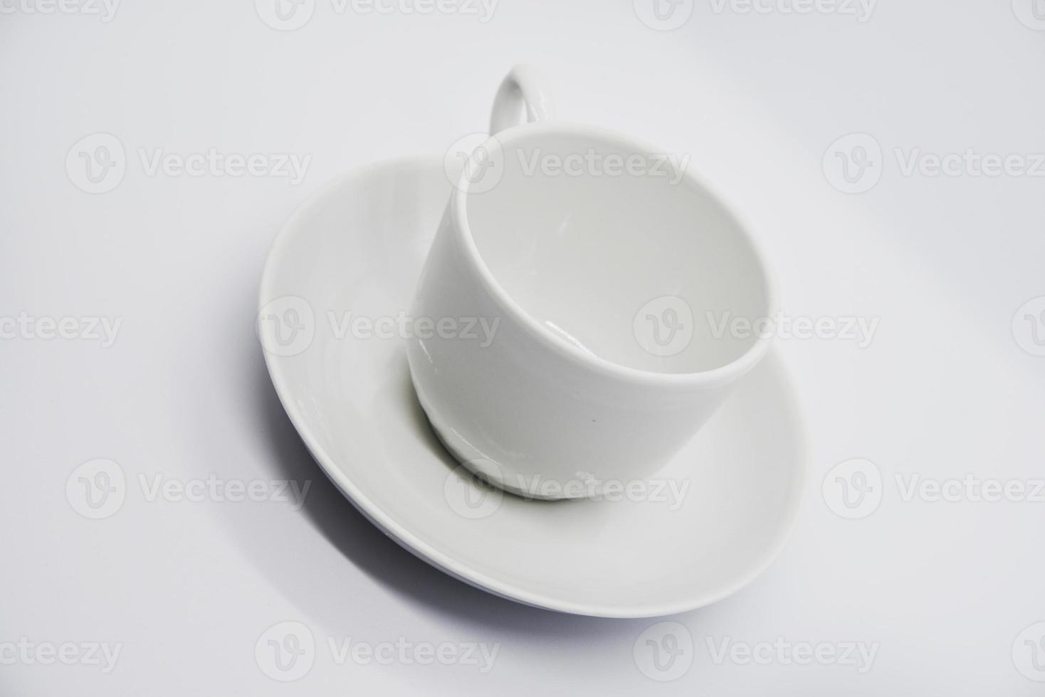 couple de thé sur fond blanc. gros plan de service en porcelaine. une tasse à thé et une soucoupe. photo