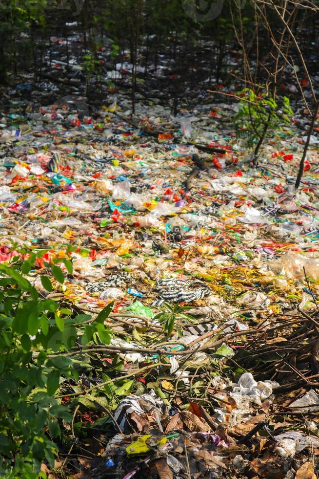 déversé des déchets plastiques sur le terrain de la grande ville. vider les bouteilles en plastique sales usagées. la pollution plastique. pollution environnementale. problème écologique. photo