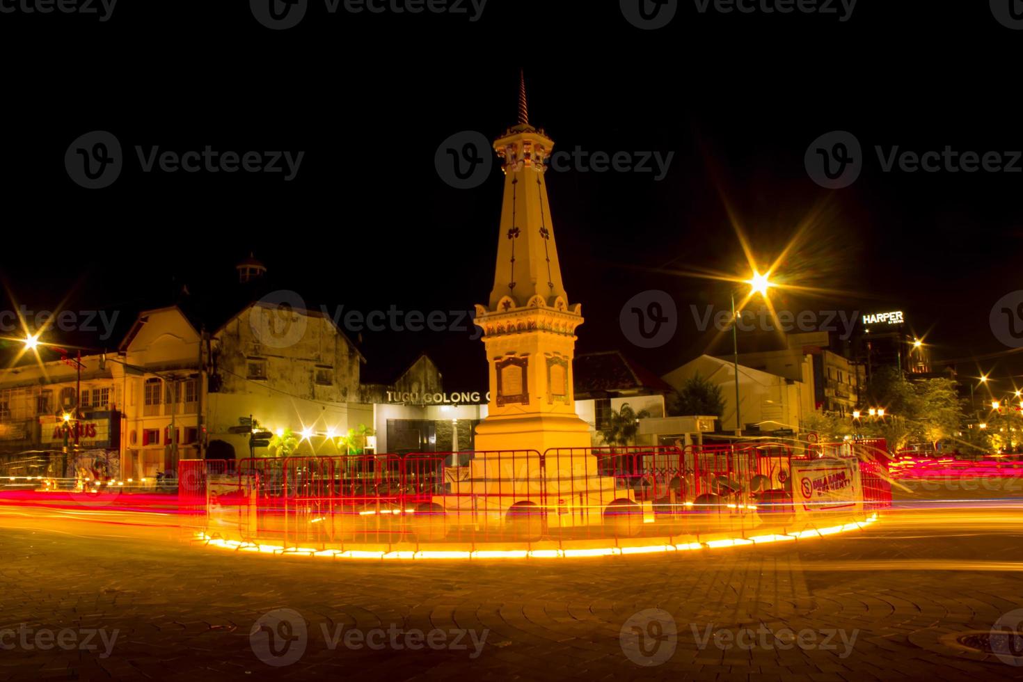 vue panoramique dans la nuit au monument de yogyakarta tugu yogyakarta photo avec vitesse de mouvement