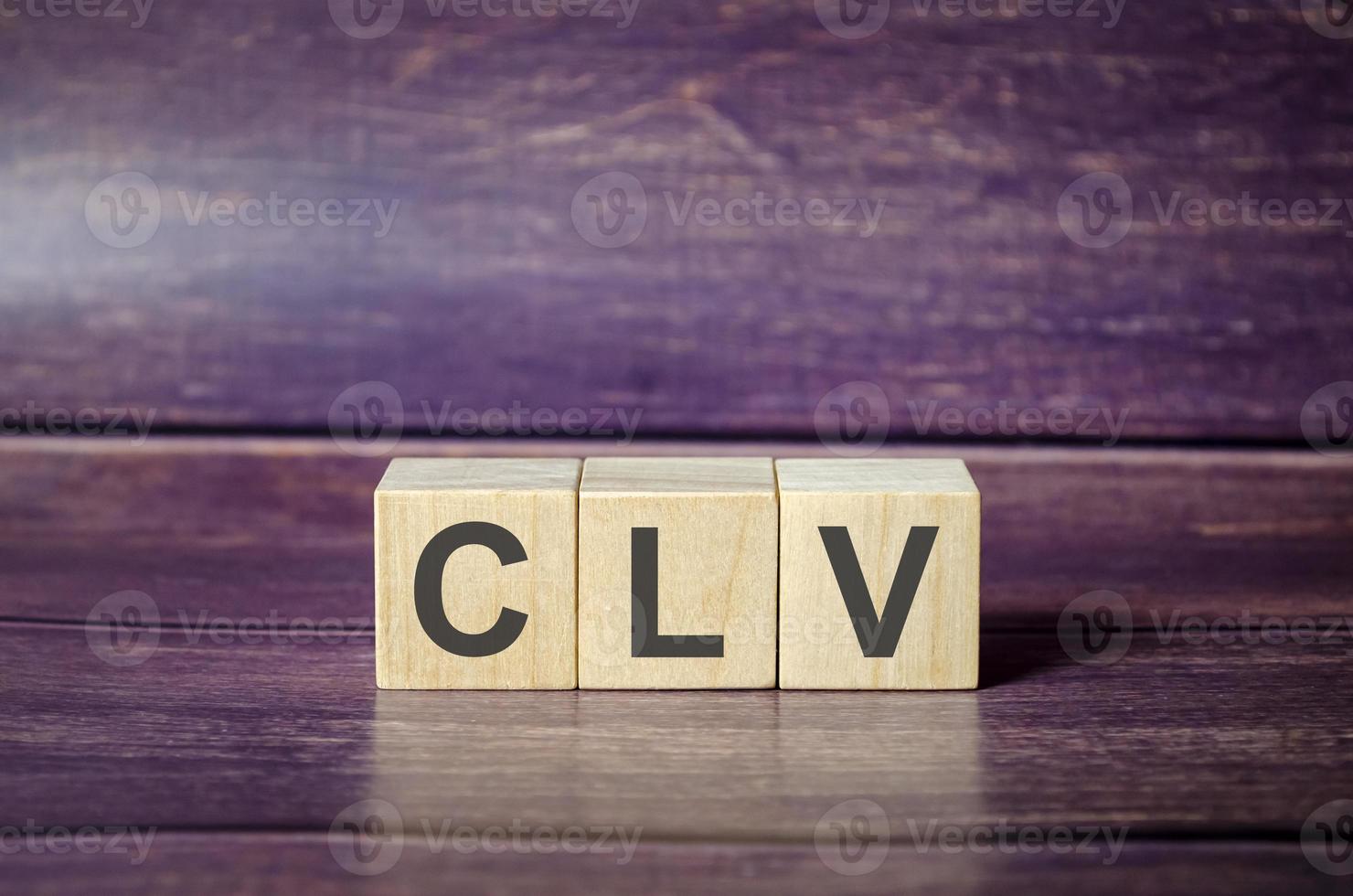 clv - valeur à vie du client - texte sous forme de symbole sur des blocs de bois de cube. photo