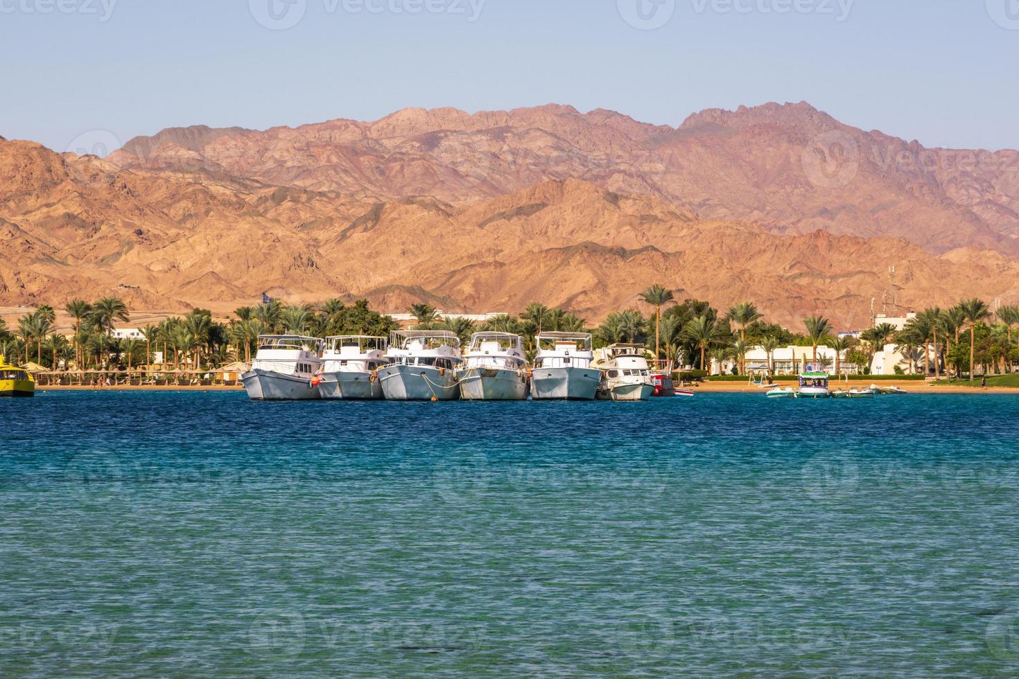 vue panoramique sur la mer rouge avec des rangées de riches yachts avec des montagnes en arrière-plan photo