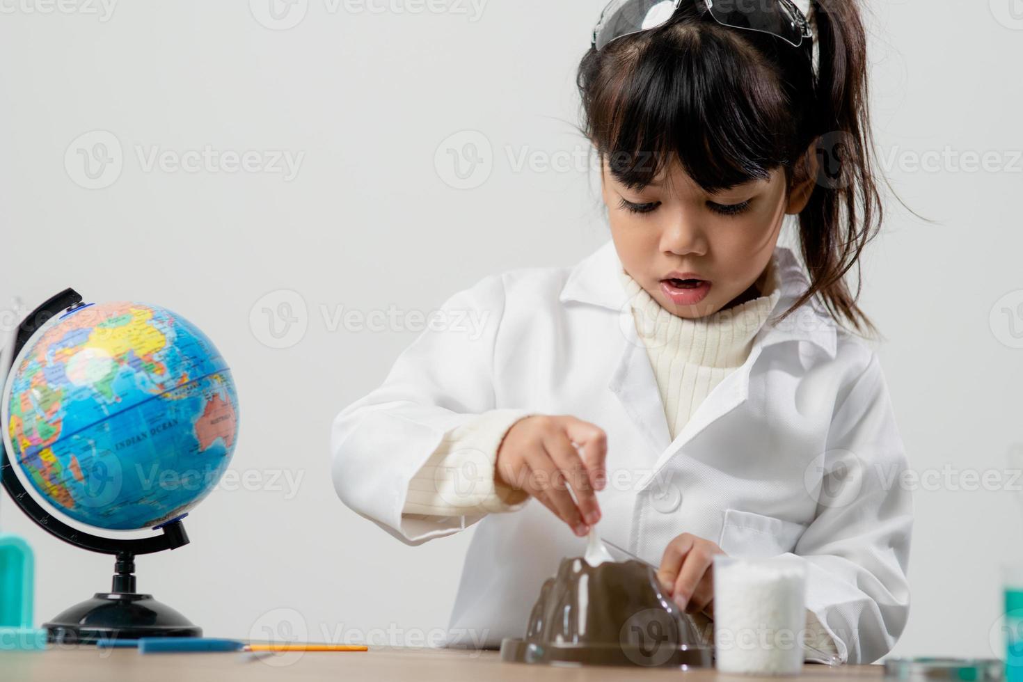 concept d'éducation, de science, de chimie et d'enfants - enfants ou étudiants avec expérience de fabrication de tubes à essai au laboratoire de l'école photo