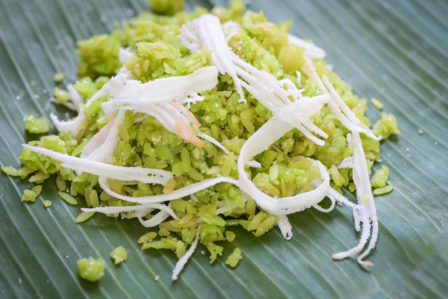 riz vert sucré avec des épis de riz feuille de pandan, dessert thaïlandais - riz non mûr pilé nourriture flocons de riz céréales avec noix de coco et sucre, dessert alimentaire ou collations - nom khao mao en thaïlande photo