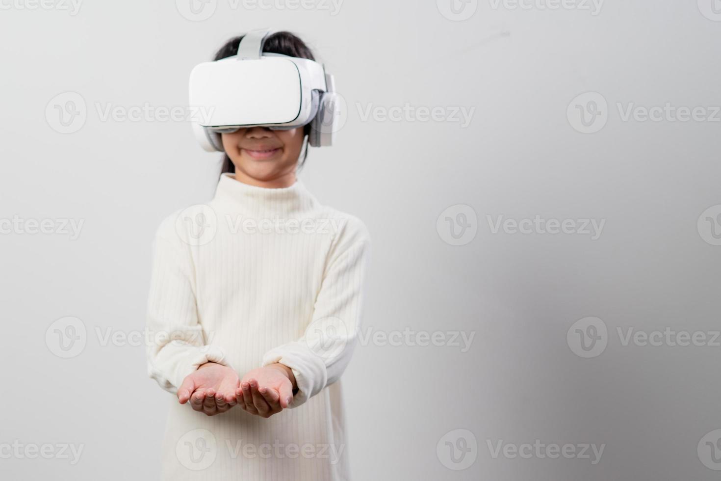 petite fille asiatique avec casque de réalité virtuelle. technologie d'innovation et concept d'éducation photo